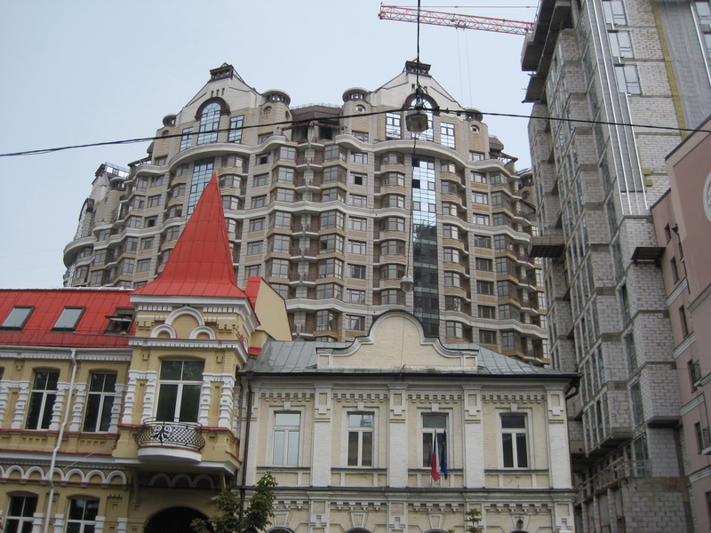 Урод напротив- строимся "па багатому"